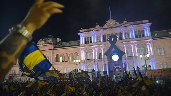 Así fue la vigilia de los fanáticos y la llegada de los restos de Maradona a Casa Rosada