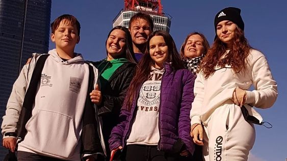 La familia Gómez-Laiolo. Gustavo y dos de sus hijos, Ramiro (15) y Trinidad (17), murieron en el accidente, mientras que su esposa María y su hija Micaela, de 19 años, salieron heridas. Una cuarta hija no viajaba a bordo del auto.  
