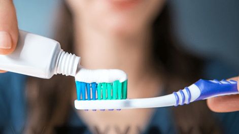 Los Andes | En primer lugar, instan a lavarse muy bien las manos con agua y jabón antes de tocar el cepillo, ya que los virus pasan de la mano a la mucosa oral.