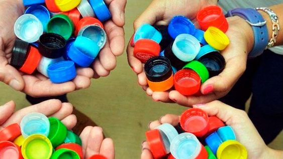 La idea creativa para reciclar tapitas de plástico, en casa