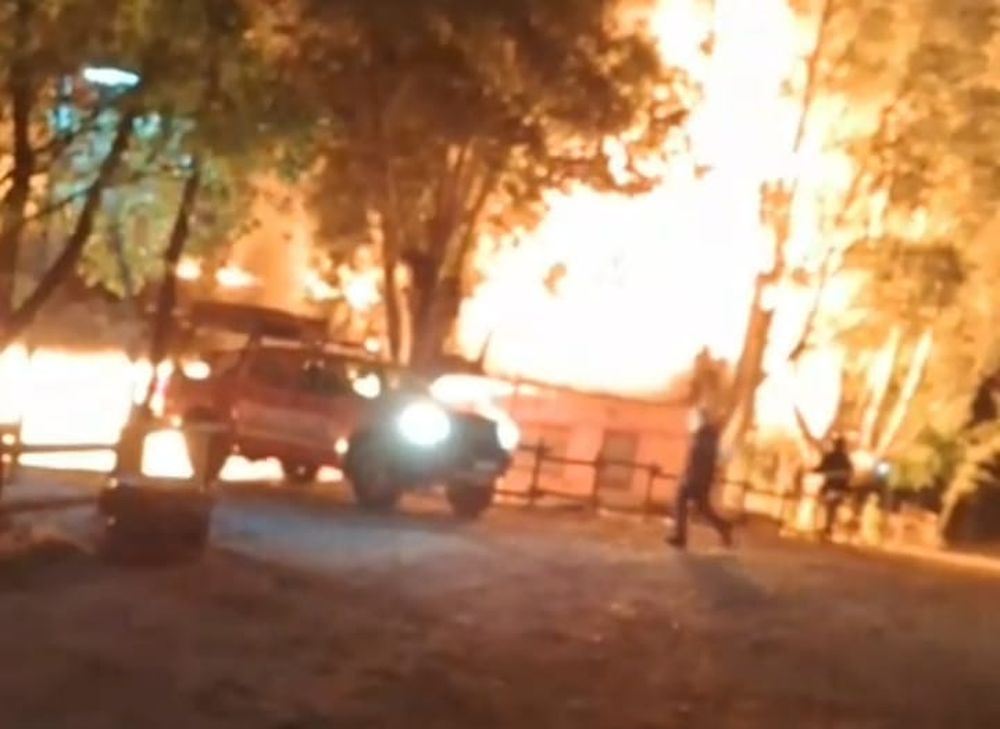 Tratan de establecer las causas del incendio que consumió cerca de 30 cabañas en un camping de El Carrizal.