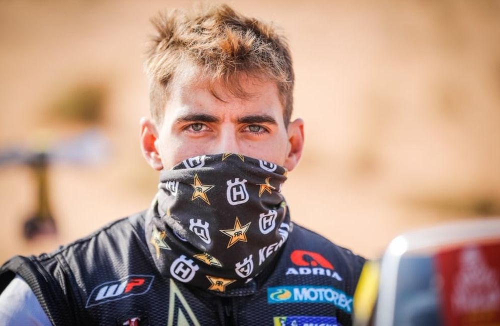 Luciano Benavides se cayó durante la novena etapa para las motos, tuvo una lesión en el hombro y debió desertar.