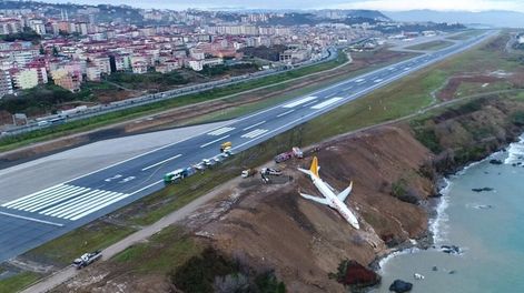 Un avión se salió de pista en Turquía y casi cae al mar Negro