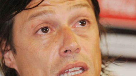 Matías Almeyda y un gran gesto con Ezequiel Cirigliano. / archivo