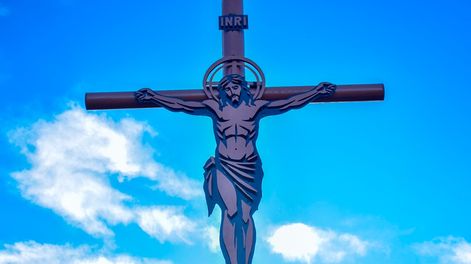 Cristo colocado en el Manzano Histórico, obra del escultor Oscar Kisy Pintos.