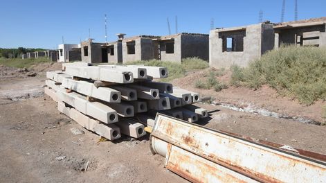 Los Andes | Viviendas del barrio Tupac Amaru del departamento de Lavalle que está abandonado y la construcción de las  casas a media terminar. José Gutiérrez / Los Andes