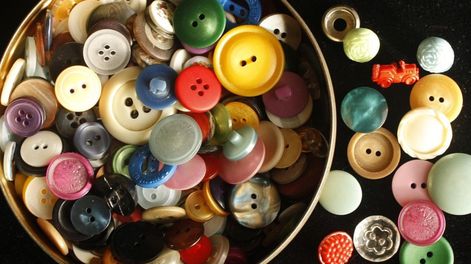 No tires los botones en desuso: conviértelos en este maravilloso accesorio ideal para usar o regalar