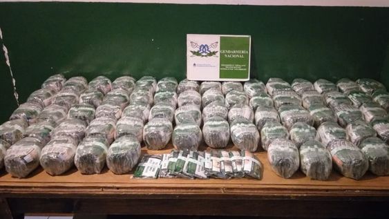 Los dos camioneros llevaban la carga oculta en las cabinas de sus vehículos, distribuidas en partes idénticas. Foto: Gendarmería Nacional