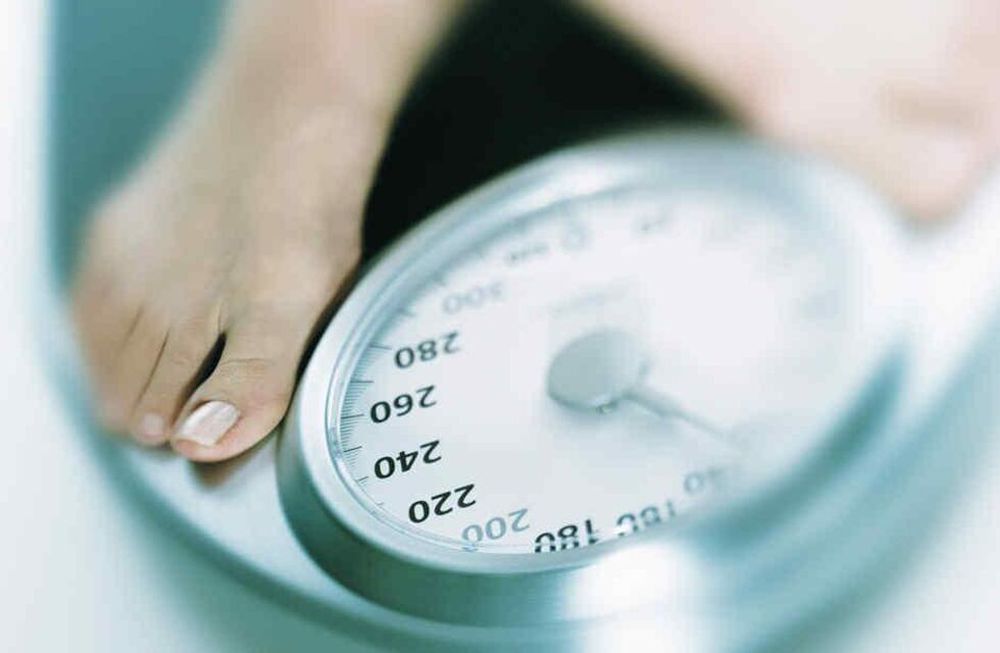 Menopausia: La ca&iacute;da de estr&oacute;genos altera la distribuci&oacute;n de grasa y eleva el riesgo cardiovascular sin subir de peso.