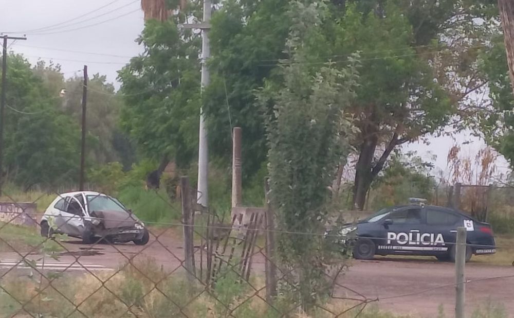 Un policía chocó contra el sifón de un canal de riego y la alcoholemia dio positiva. (Los Andes)