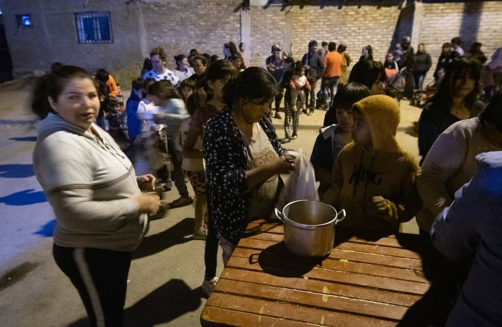 Noche fría en El Algarrobal, Las Heras: Conurbano mendocino.   El país vive una de sus peores crisis económicas contemporáneas y se refleja directamente en el aumento de la gente que concurre a los comedores comunitarios para completar algunas de las cuatro comidas diarias. Allí es donde los números de la pobreza e indigencia adquieren un rostro.  El comedor y merendero Los Horneritos da raciones de comida todos los martes y jueves a más de 1500 personas entre niños, adultos y ancianos.Foto: Ignacio Blanco / Los Andes