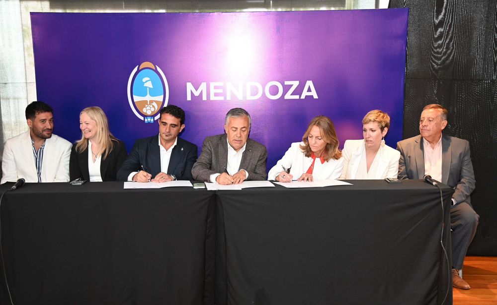 El gobernador, Alfredo Cornejo, en la firma del convenio de la licitaci&oacute;n conjunta con la Secretar&iacute;a de Energ&iacute;a de la Naci&oacute;n por los complejos, Los Nihuiles y El Diamante