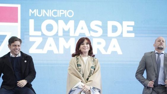 La vicepresidenta Cristina Fernández de Kirchner junto al gobernador de Buenos Aires, Axel Kicillof, y el intendente de Lomas de Zamora, Martín Insaurralde.