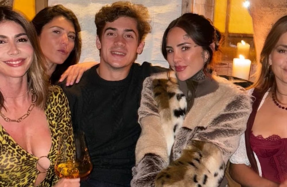 Franco Colapinto tuvo una noche de relax en España, junto algunas famosas y amigos. Foto: Instagram / @alvarezgaby10_
