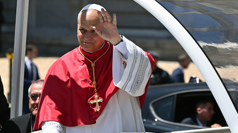 El papa León XIV saluda a los fieles en su recorrido por el centro de Madrid en el papamóvil, en el primer trayecto que el Sumo Pontífice realiza con este vehículo por la capital, para dirigirse a la Plaza de Colón, este sábado, primer día de los seis que componen su visita oficial a España.