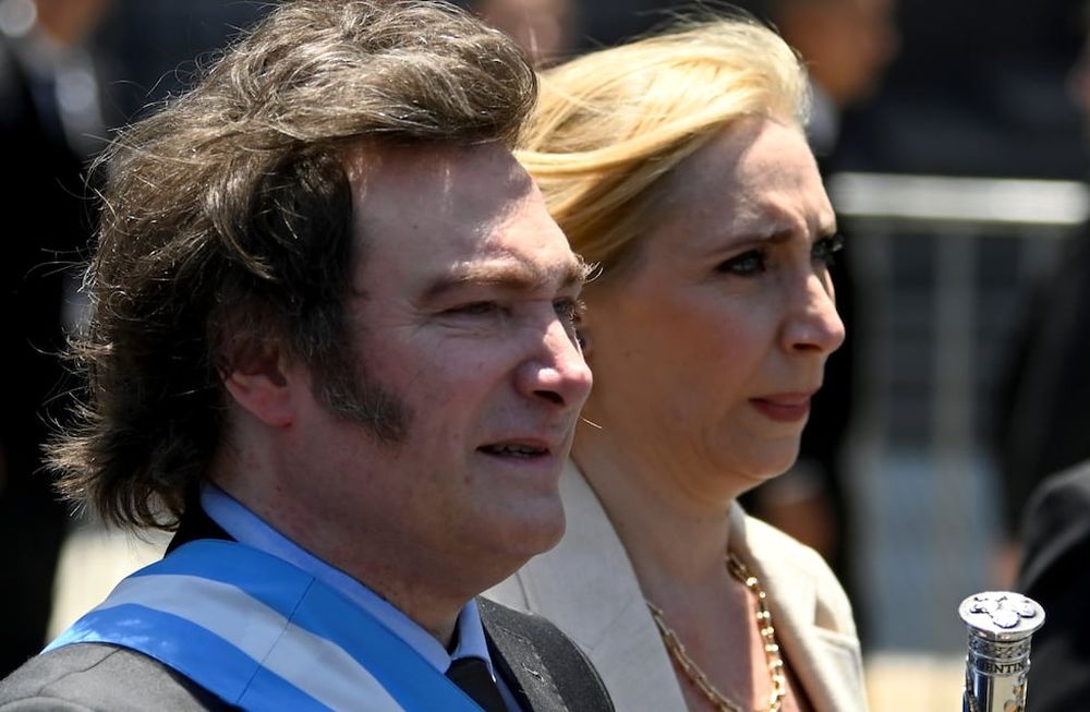 Milei al ir hacia Casa Rosada con su hermana Karina. (AP)