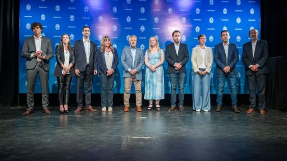 El gobernador electo presentó a sus ministros, ministras y el esquema con el que funcionará la gestión de los próximos cuatro años.    Foto: Ignacio Blanco / Los Andes