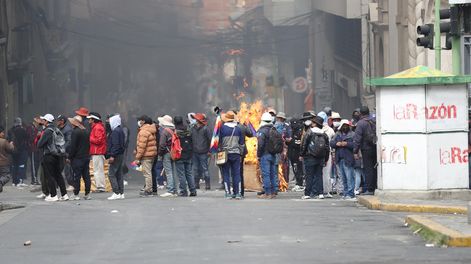 Manifestantes piden la renuncia del presidente de Bolivia, Rodrigo Paz