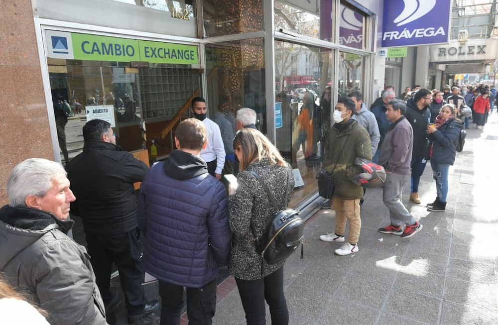 El centro mendocino mostró otra vez largas colas de ahorristas que querían comprar dólares durante el mediodía de este viernes 29 de julio de 2022. | Ignacio Blanco / Los Andes