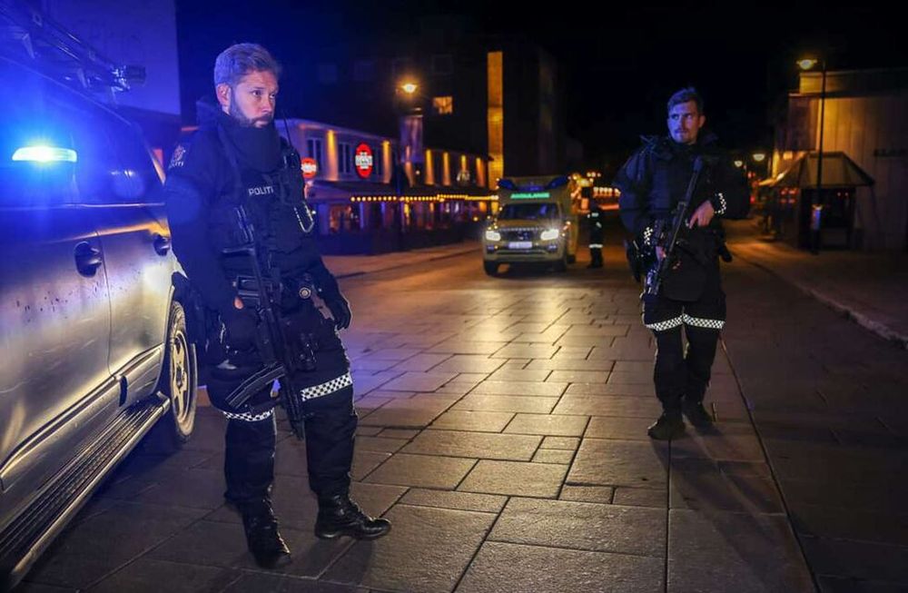 Policías custodian el lugar del ataque en el sudeste de Noruega.