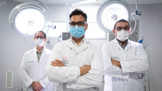 Hospital Central de Mendoza. El equipo de Cirugía Cardio Vascular Sergio Felici (cen) Walter Ferrara (der), y Pablo Gine (izq). Foto: Ignacio Blanco / Los Andes.