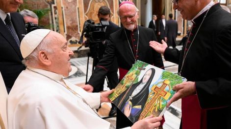 El Papa recibe un retrato de Mama Antula de manos de los obispos de Santiago del Estero y de Anatuya