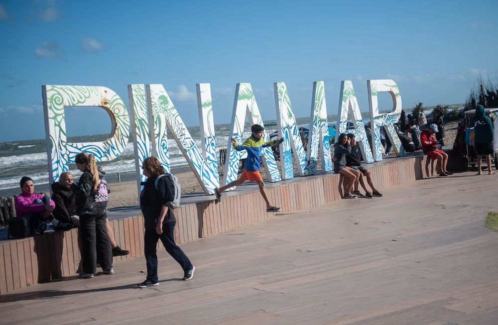 PINAMAR , costa atlantica ArgentinaTemporada de Verano 2023 / 2024 Playa y centro comercial Foto Federico Lopez Claro