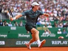 Jannik Sinner sonríe luego de volver a ser el número 1 del tenis planetario, tras vencer a Carlos Alcaraz. Jannik Sinner sonríe luego de volver a ser el número 1 del tenis planetario, tras vencer a Carlos Alcaraz.