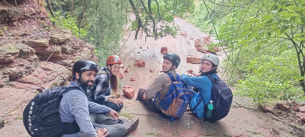 El equipo. De izquierda a derecha: geólogo Guido Alonso de la Universidad Federal do Paraná (Brasil); geóloga Lucía Rivadeneira, de la Universidad Nacional de Tucumán (UNT); geólogo Gabriel López Isla (becario doctoral de Conicet) y Alejandro Krapovickas (estudiante avanzado de la carrera de Geología UNT).