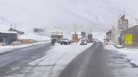 Comenzaron las nevadas en la zona de alta montaña luego del zonda