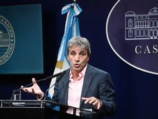 El ministro de Economía, Luis Caputo, durante la conferencia de prensa. (Gentileza Clarín)