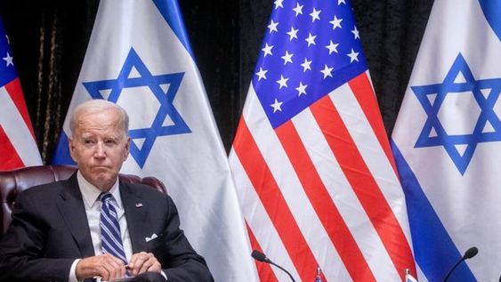 El presidente estadounidense Joe Biden con las banderas de su país y de Israel de fondo, en una imagen de archivo.