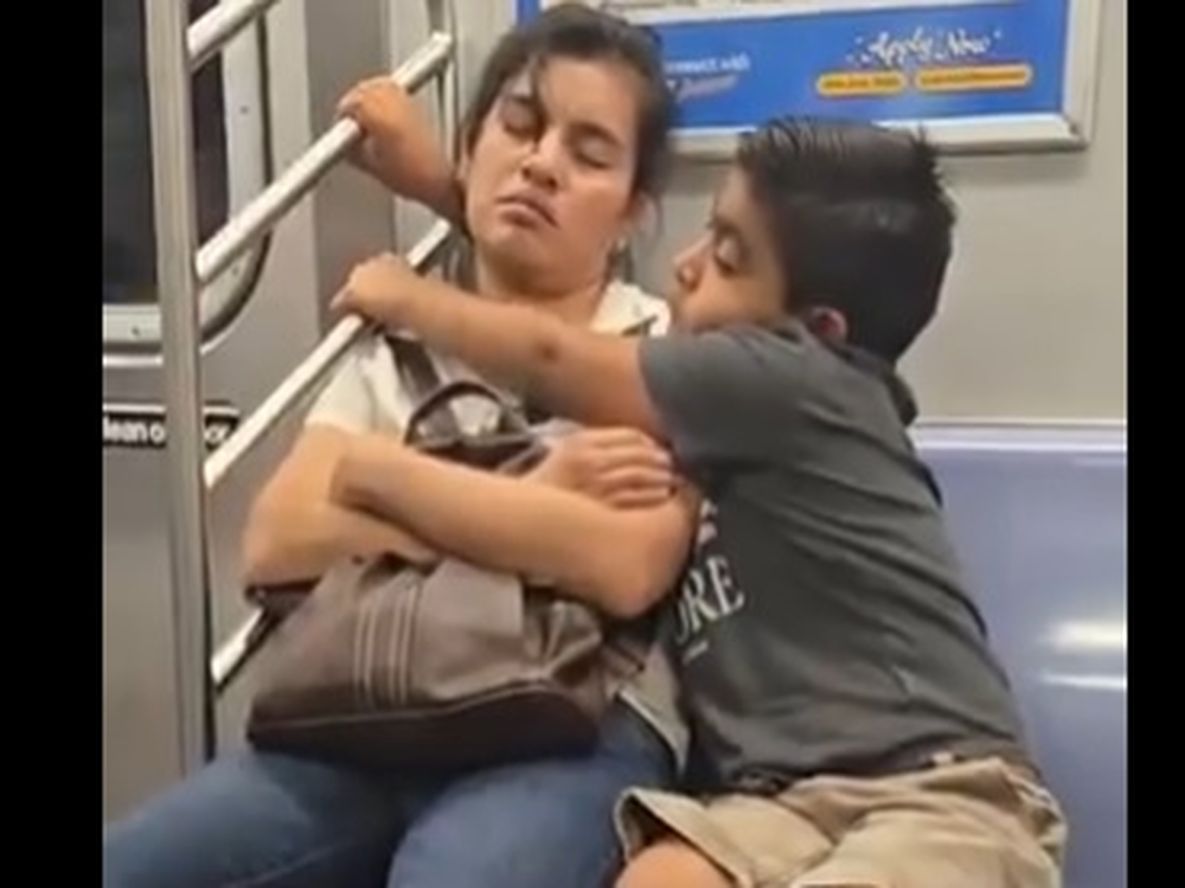 Un video grabado en el metro de Nueva York se volvió viral en redes sociales, especialmente en TikTok, al mostrar a un niño que, con ternura y cuidado, sostiene a su madre dormida