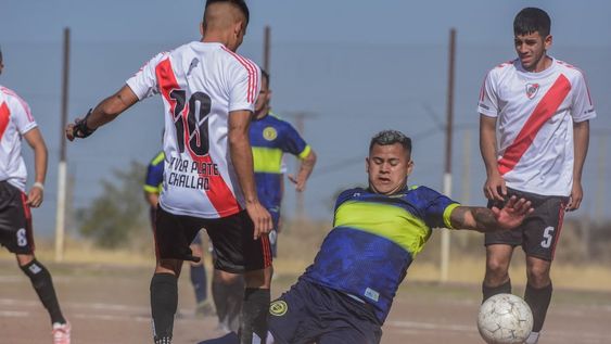 Friccionado. Jonathan Nievas (10), de River del Challao, disputa el balón con Manuel Zapata (9), de Boca Juniors de Bermejo. El River-Boca mendocino fue para los de la Banda. Mariana Villa / Los Andes