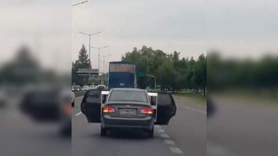 Todo quedó registrado por otra persona que circulaba por Acceso Este.