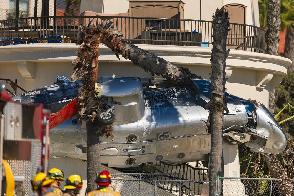 Impactantes imágenes: un helicoptero se estrelló en California y dejó 5 heridos.
