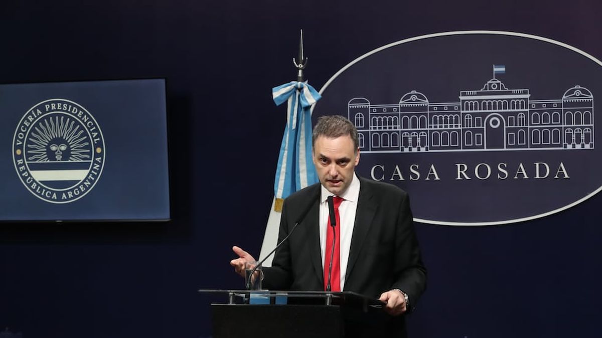 La imagen de Manuel Adorni se desploma y el 70% considera que debería renunciar, según una encuesta