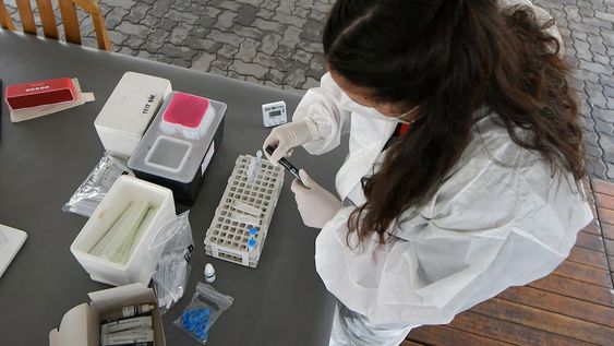 Las tres muestras que fueron identificadas como posibles casos de Ómicron en Mendoza fueron derivadas al Instituto Malbrán (Buenos Aires) para que confirme o no si se trata de la nueva variante. Foto: Orlando Pelichotti / Los Andes.