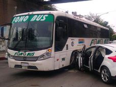 Atropelló a una policía, una camioneta y un colectivo en Córdoba.