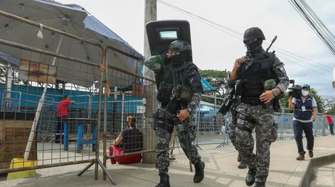 Militares y policías custodian los exteriores y interior de la Penitenciaría del Litoral, tras el enfrentamiento del 15 de abril que involucró a presos de los pabellones 3, 5, 8 y 9 en Guayaquil (Ecuador). Foto: EFE/ Jhonatan Miranda