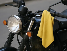 Descubrí por qué deberías detenerte en la ruta al ver un trapo amarillo atado a una moto.&nbsp;