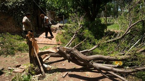 Fuertes vientos y caída de granizo sobre viviendas y terrenos cultivados La tormenta de ayer afectó unas 17 mil hectáreas productivas de Lavalle y zona Este