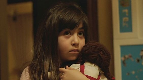 “Bajo la sombra” en Netflix: cuando el mayor fantasma es la guerra