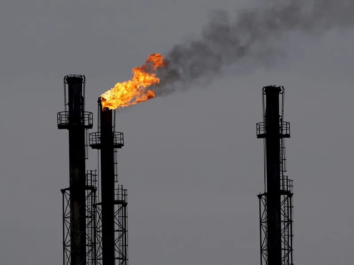 Chimeneas en una refinería de gas y petróleo