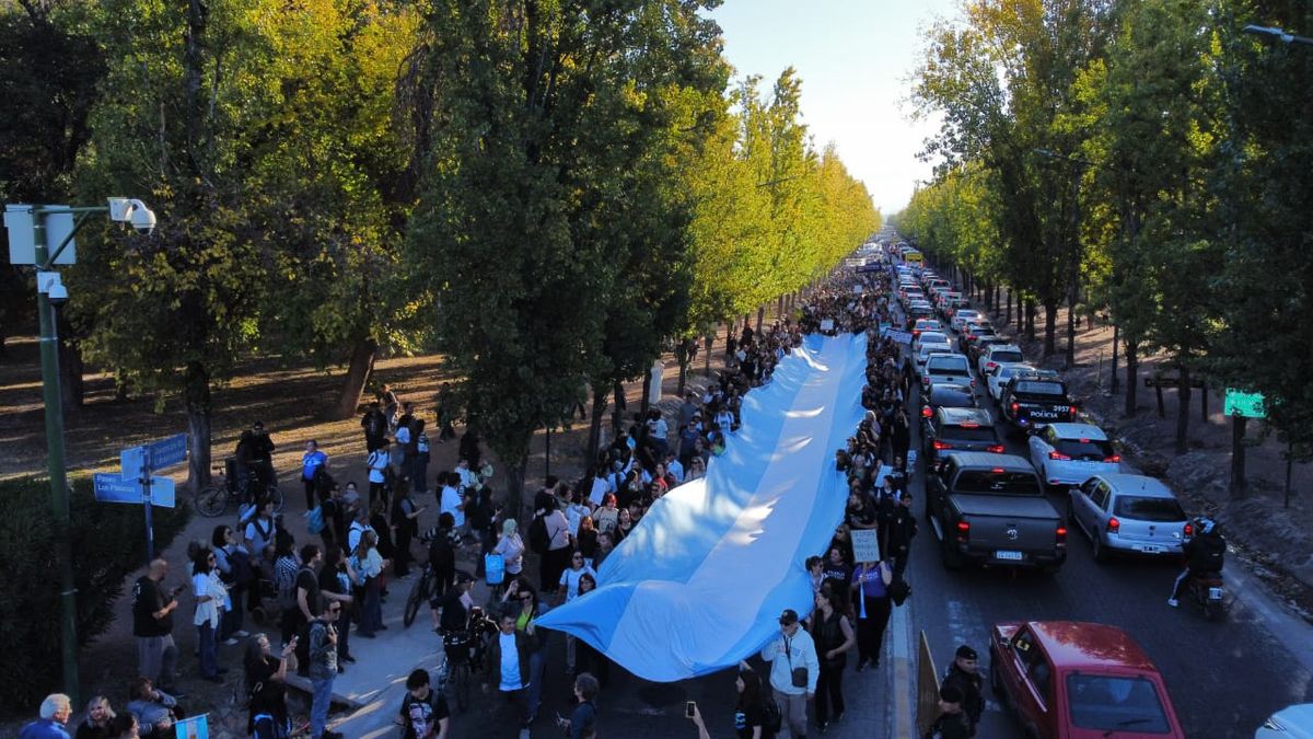 Multitudinaria marcha federal universitaria en Mendoza en reclamo por el financiamiento