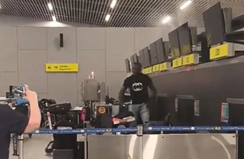 El hecho ocurrió cuando el hombre se trepó a las sillas y comenzó a gritar, generando pánico entre los presentes, incluyendo una madre que huyó con su hijo en brazos.