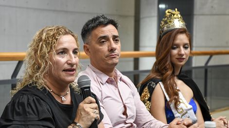 Marcos Calvente anuncia la vuelta de las «reinas». A la izquierda, la directora de Cultura y Turismo Carolina Vico, y a la derecha la reina departamental 2025 Donatella Borrini.