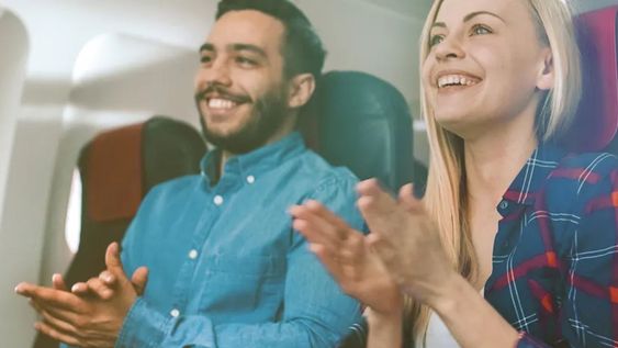 Aplaudir al final de un vuelo genera polémica entre las personas.