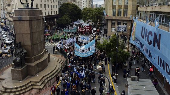 Agrupaciones sindicales y movimientos sociales se concentran en Plaza de Mayo en reclamo de Pan, trabajo y tierra en la fecha de San Cayetano.&nbsp;