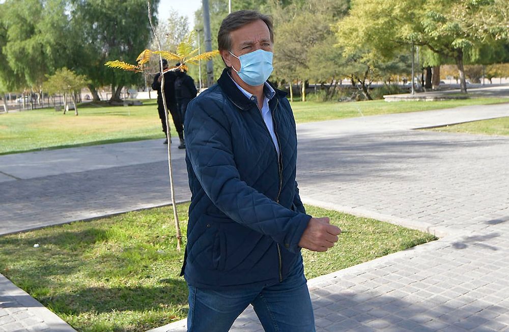 El Gobernador de Mendoza Rodolfo Suarez se vacunó este medio día, contra el Covid 19, en el vacunatorio de campaña de la Nave Central.